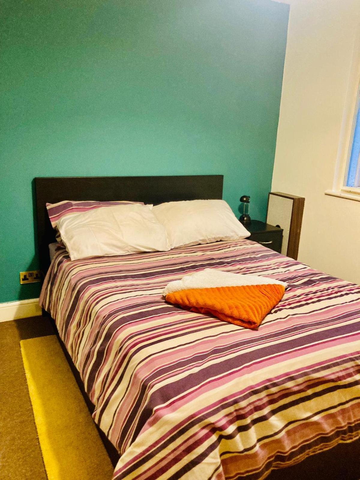 Stylish Queen-Size Bed London Living With Free Parking In Super Host 5 Star Home Finchley Eksteriør billede