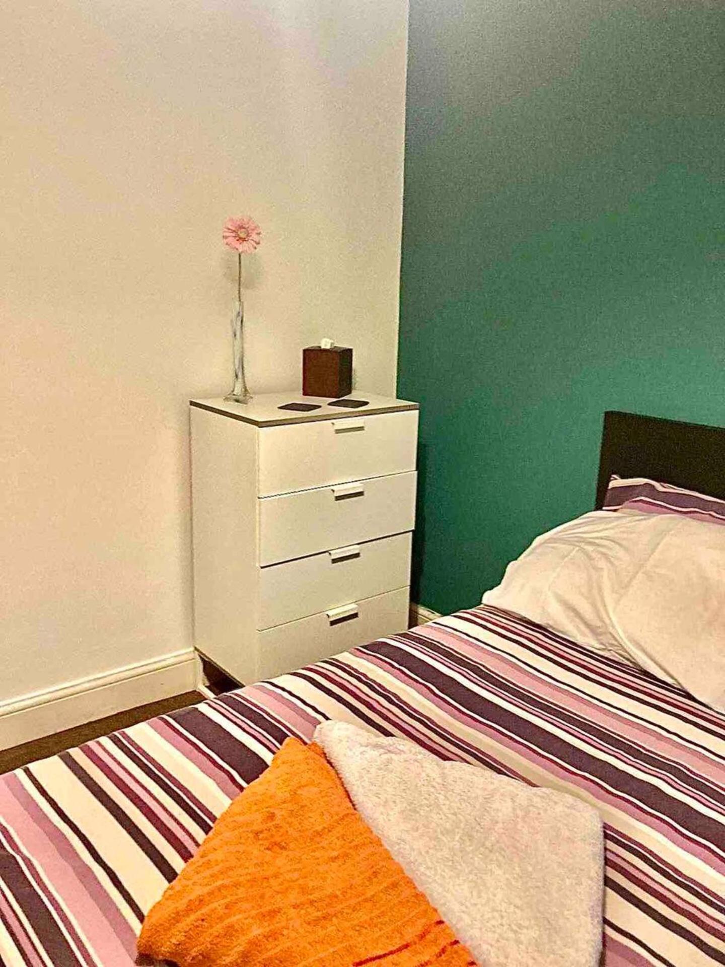 Stylish Queen-Size Bed London Living With Free Parking In Super Host 5 Star Home Finchley Eksteriør billede