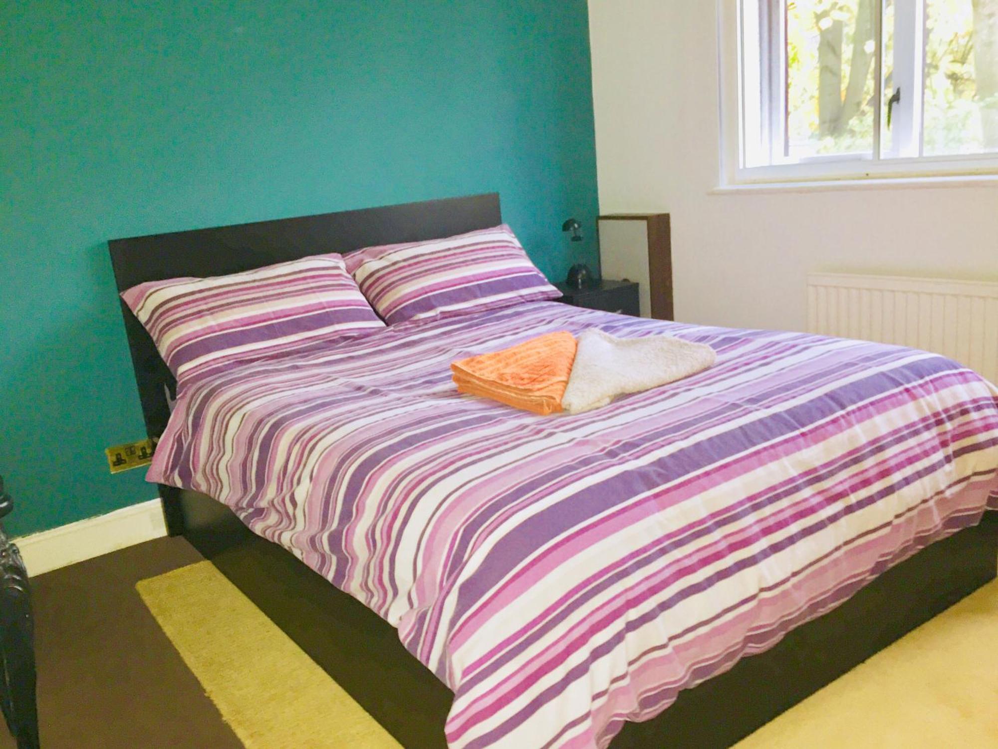 Stylish Queen-Size Bed London Living With Free Parking In Super Host 5 Star Home Finchley Eksteriør billede